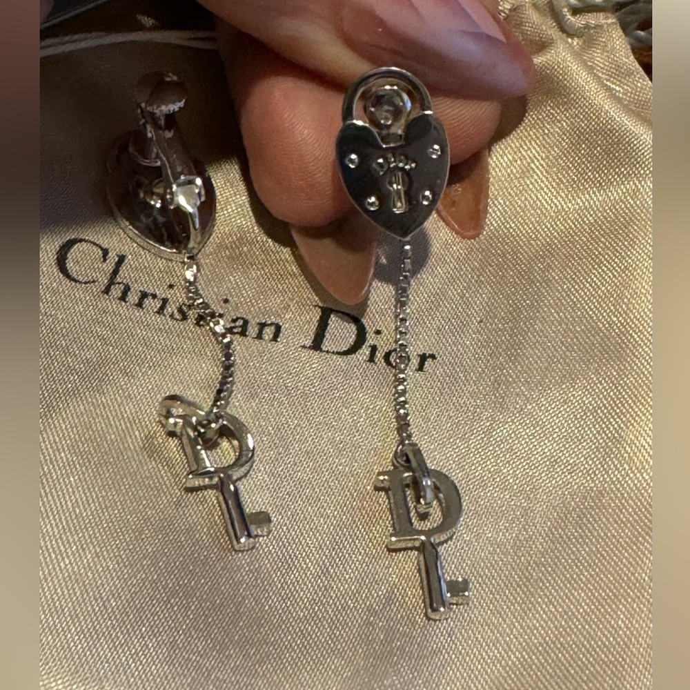 Dior Heart Padlock Cadena Earrings- NON PIERCED - Picture 7 of 12